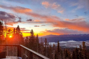 Luxury Ski-In and Out Getaway with Hot Tub and Views! Angel Fire